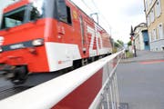 Eine Zentralbahn-Komposition bei der Durchfahrt bei einer Schranke kurz vor der Einfahrt in Luzern. (Bild Pius Amrein/Neue LZ)