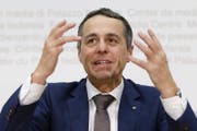 Ignazio Cassis gab seine erste Medienkonferenz auf Italienisch. (Bild: Peter Klaunzer/EPA)
