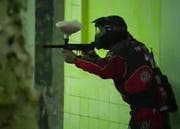 Ein Paintballspieler beim Schiessen. (Bild Martin Erdmann/Zisch)