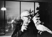 Friedrich Dürrenmatt schimpft in den 1980er-Jahren mit seinem Kakadu. Filmszene aus «Porträt eines Planeten». (Bild: DCM Film/PD)