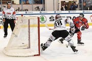 Lino Martschini (R, SUI) erzielt das Tor zum 6:1 gegen Brandon McMillan (Riga). (Bild: Urs Lindt/freshfocus (26.12.2017))