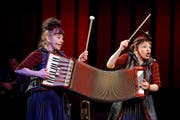 Die Musik-Clowninnen Charlotte Wittmer und Ursina Gregori mit ihrer Handorgel. Sie lässt sich noch weiter ausziehen als auf dem Bild. (Bild PD)