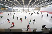 Schlittschuhläufer im Regionalen Eiszentrum Luzern profitieren von den Einnahmen des Parkhauses. Bild: Pius Amrein (15. Januar 2016)