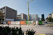Heute befindet sich auf dem Grundstück an der Industriestrasse noch eine grosse Baustelle. Ab dem Frühjahr sollen dort Wohnungen und Geschäfte sein. (Bild Maria Schmid/Visualisierung PD)