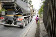 Gefährlich schmales Trottoir: Eine Schülerin geht an der Bernstrasse Richtung Kreuzstutz. (Bild Roger Grütter)