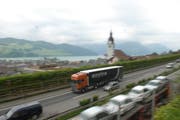 Wegen Bauarbeiten werden die Ausfahrten Buochs und Beckenried teilweise gesperrt. Im Bild: Die Autobahn A2 bei Buochs. (Bild: Geri Wyss / Neue NZ)