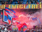 Die Basler Fangruppierung Muttenzer Kurve, hier in einem Heimspiel gegen Luzern, will nun doch den Extrazug zum Match in Luzern benutzen. (Archivbild) (Bild: KEYSTONE/GEORGIOS KEFALAS)