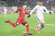 Stürmte einst für Luzern und Kriens, jetzt für Thun: Dejan Sorgic (links). (Bild: Keystone, Anthony Anex, Thun, 11. Februar 2017)