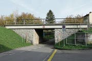 Die Weststrasse soll im Bereich der ehemaligen SBB-Brücke eingeebnet werden. (Bild: Stefan Kaiser (Zug, 2. November 2017))