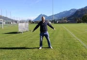 Perfekte Haltung: Benji von Ah posiert auf dem Sportplatz in Giswil. (Bild: PD)