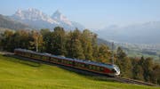 Eine Komposition der Südostbahn unterwegs zwischen Arth-Goldau und Sattel, im Hintergrund: Die Mythen. (Bild: PD)