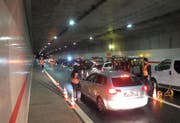 Die Polizei bei der Kontrolle auf der A3. (Bild: Kantonspolizei Schwyz)