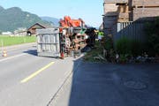 Beim Unfall kippte der Tiertransporter auf die Seite. (Bild: Kapo Nidwalden)