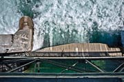 Blick in das Wehr des CKW-Wasserkraftwerks Rathausen. (Bild Pius Amrein)
