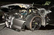 Der zerstörte Ferrari nach dem Unfall. (Bild Zuger Polizei)