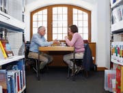 Am 21. und 24. März verwandelt sich die Bibliothek Zug in eine «Living Library». Die Besucher lernen fünf Menschen mit einer besonderen Lebensweise kennen. Das Bild zeigt die letztjährige Ausgabe. (Bild: Werner Schelbert (25. März 2017))