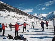 Eine Ü60-Gruppe wärmt sich vor dem Gang auf die Langlaufloipe auf. (Bild: PD)