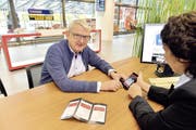 Edwin Rudolf, als er sich vergangenen Herbst im Reisezentrum Luzern zur App-Nutzung beraten liess.