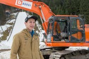 Gregor Deschwanden beim Spatenstich zu den Umbauarbeiten der grössten Skisprunganlage der Schweiz in Engelberg. (Bild: Keystone / Urs Flüeler)