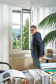 Bald heisst es definitiv Fenster schliessen: Datenschützer Hanspeter Thür in seinem Büro in Bern. (Bild Dominik Wunderli)