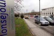 Statt eines Parkhauses könnte aus dem Platz vor dem Monséjour eine Begegnungszone werden. (Bild Laura Vercellone/Neue SZ)