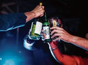 Alkohol hebt die Feierlaune, hat aber mehr Nebenwirkungen als nur den Kater am Morgen danach. (Bild: Getty)