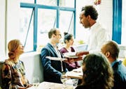 Jobs im Gastgewerbe sind in den Sommermonaten stärker gefragt. (Bild: Thomas Barwick/Getty)
