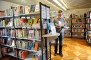 Blick in die Obwaldner Kantonsbibliothek in Sarnen. (Bild: Corinne Glanzmann / Neue NZ)