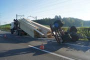 Bei dem Unfall ist der Anhänger umgekippt und das Holz vom Lastwagen gerutscht. (Bild: Zuger Strafverfolgungsbehörden)