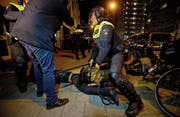 Polizei-Schäferhund gegen Demonstrant: Eine türkische Zeitung wähnt sich an die Nazis erinnert.Bild: Peter De Jong/AP (Rotterdam, 12. März 2017)