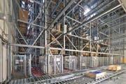 Im automatisierten Hochregallager lagern auf 11'000 Palettenplätzen Wärmepumpen, Boiler, Gas- und Ölheizkessel mit allem nötigen Installationsmaterial. (Bild: PD)