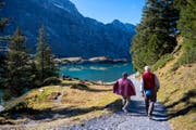 Ein Pärchen wandert um den Trübsee bei Engelberg. (Bild: Roger Grütter/Archiv LZ)