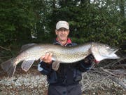 Fischer Bruno Mannhart präsentiert seinen 10-Kilo-Hecht, den er aus dem Baldeggersee gezogen hat. (Bild: PD)