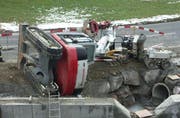 Der grosse Bagger (links, rot) kippte beim Herausheben des kleineren Baggers (silbern) um. (Bild Luzerner Polizei)