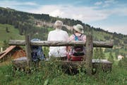 Wanderer geniessen auf der Rigi das Panorama. (Bild: Gaetan Bally/Keystone (23. Juli 2013))