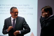 Die Sika informierte am Freitagabend über den Entscheid des Zuger Kantonsgericht im Übernahmekampf. Im Bild: Paul Hälg, Präsident des Verwaltungsrat und Jan Jenisch während der Pressekonferenz (vlnr.). (Bild: Stefan Kaiser)