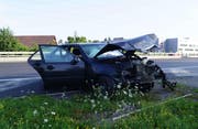 Nach einer Pirouette auf der Autobahn blieb das Auto des Unfallverursachers völlig demoliert stehen. (Bild: Zuger Polizei)