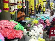 Auf den Märkten gibts Blumen in allen Farben. (Bild: Christian Bertschi)