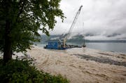 Ein Seilbagger mit Greifer baggert Geroell aus dem Lielibach, welcher bei Beckenried NW in den Vierwaldstaettersee fliesst, am Samstag, 1. Juni 2013. (Bild: Keystone)