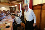 Die Versammlung der Obwaldner CVP applaudiert Erich Ettlin nach seiner Nomination. (Bild: Roger Zbinden / Neue OZ)