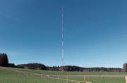 Der Mast misst Windverhältnisse, Temperatur und Luftfeuchtigkeit auf dem Lindenberg. (Bild: Cornelia Bisch (23. November 2015))
