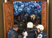 Polizisten versuchen das mazedonische Parlament zu schützen. (Bild: Georgi Licovski/EPA (Skopje, 27. April 2017))