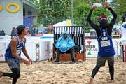Der Coach von Sierra Leone, Sorie Kamara (Mitte), beobachtet seine Spieler im Vordergrund genau. (Bild: Nadia Schärli / Neue LZ)