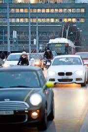 Eine alltägliche Situation in der Stadt Luzern: Ein Bus steht auf der Seebrücke im Stau. Das Gesamtverkehrskonzept soll ÖV und Langsamverkehr fördern. (Bild Boris Bürgisser)