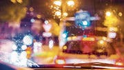 Die Dämmerung verführt Autofahrerinnen und Autofahrer zum Übertreten der Geschwindigkeitslimiten. (Bild: Jil Lohse (9. September 2017))
