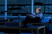 Bei aller digitalen Recherche bleibt die Auseinandersetzung mit realen Quellen ein zentraler Bestandteil der wissenschaftlichen Arbeit. Im Bild ein Doktorand im Luzerner Staatsarchiv. (Bild: Stefan Kaiser / Neue LZ)