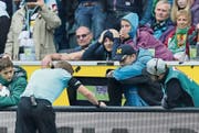 Schiedsrichter Christian Dingert nutzt den Videobeweis im Spiel Gladbach – Hannover (2:1). (Bild: Getty (Mönchengladbach, 30. September 2017))