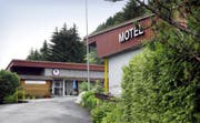 Hier im Motel Sihlbrugg könnten im Prinzip zeitnah weitere Flüchtlinge untergebracht werden – doch die Gemeinde Baar will dies nicht. (Bild Werner Schelbert)