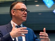 Der Chef von Kühne + Nagel, Detlef Trefzger, kann mit dem Geschäftsjahr 2017 mehr als zufrieden sein. Der Logistikkonzern erzielte nach dem Rekordergebnis des Vorjahres auch 2017 wieder eine neue Bestmarke. (Archiv) (Bild: KEYSTONE/WALTER BIERI)