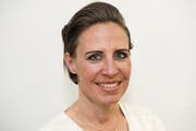 Sarah Aerni (46), Meggen «Als begeisterte Sportlerin habe ich Diverses gegen Schlappheit versucht: Eisentabletten, mehr Fleisch – doch die Verunsicherung betreffs einer allfälligen Eisen-Überdosis blieb. Ich erfuhr in Ernst Feusis kompetentem Vortrag: nicht möglich.» (Bild: Eveline Beerkircher)